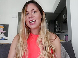 Ash Unboxes Pornhub Toys - GSpot Vibe!