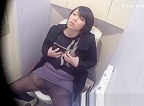 Slutty asian ho urinates
